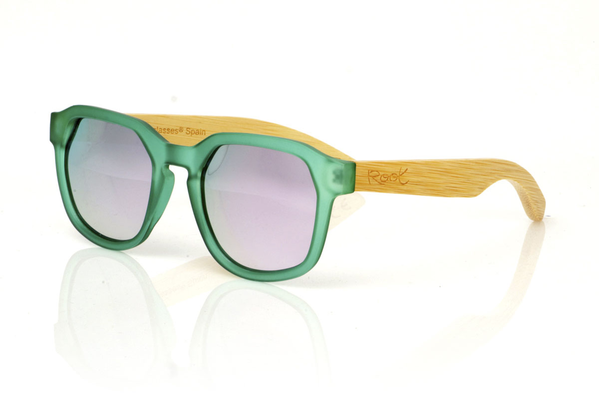 Wood eyewear of Maple modelo MOON GREEN. MOON GREEN sunglasses are the freshness you are looking for to complete your look. With a hexagonal frame in an eye-catching matte transparent green, these glasses are the definition of unique style. The temples, made of maple wood, add that natural and subtle touch, making each pair something special. The combination is not only visually attractive, but also comfortable and practical for everyday use. Whether for a walk through the city or a getaway to nature, the MOON GREEN accompanies you with style and protection. Front measurement: 148x50mm. Caliber: 53. | Root Sunglasses® 